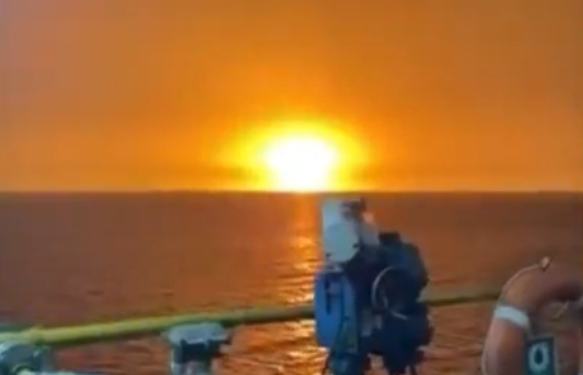 突发！又一海上起火爆炸事故！