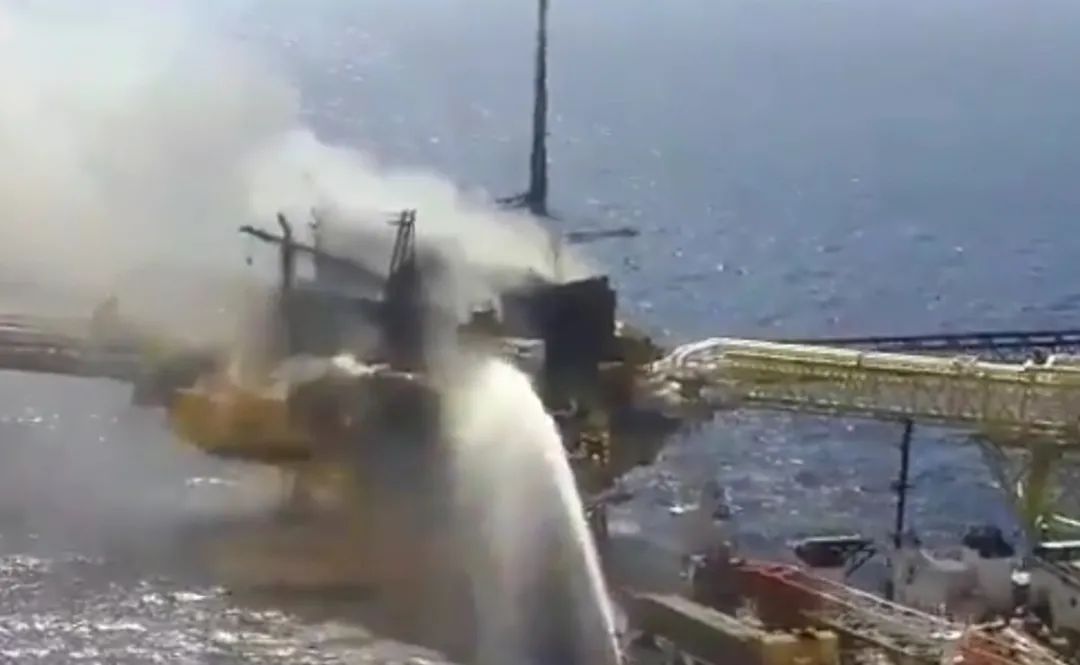 突发！墨西哥湾又一石油平台爆炸！现场浓烟滚滚！