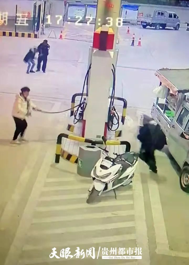 惊心动魄20秒！男子突然冲进加油站抢夺油枪， 工作人员临危不乱协助民警将其制服
