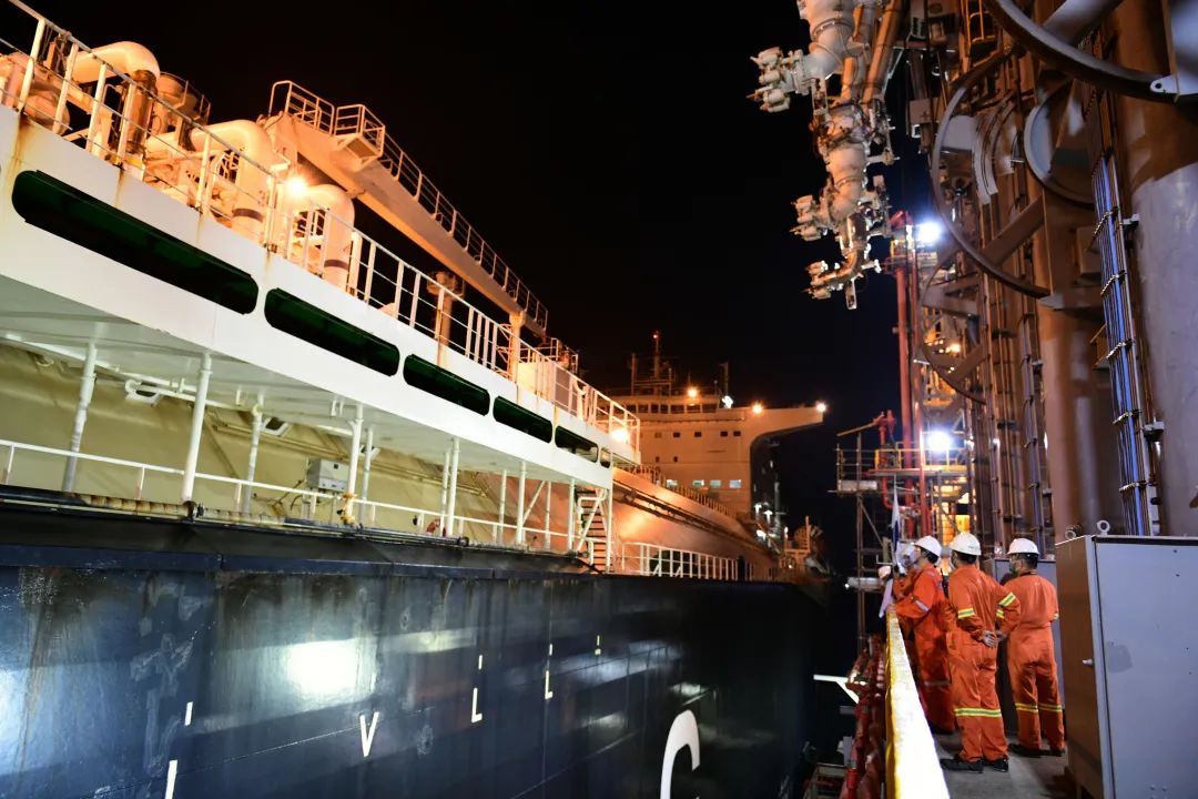 国内首次！启动LNG船舶夜航靠离泊作业