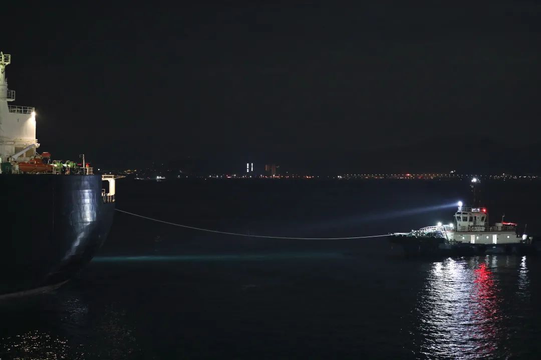 国内首次！启动LNG船舶夜航靠离泊作业