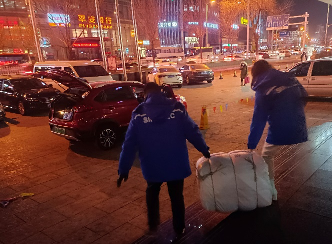 疫情中，他每天换乘四五辆共享单车，往返于各个加油站……