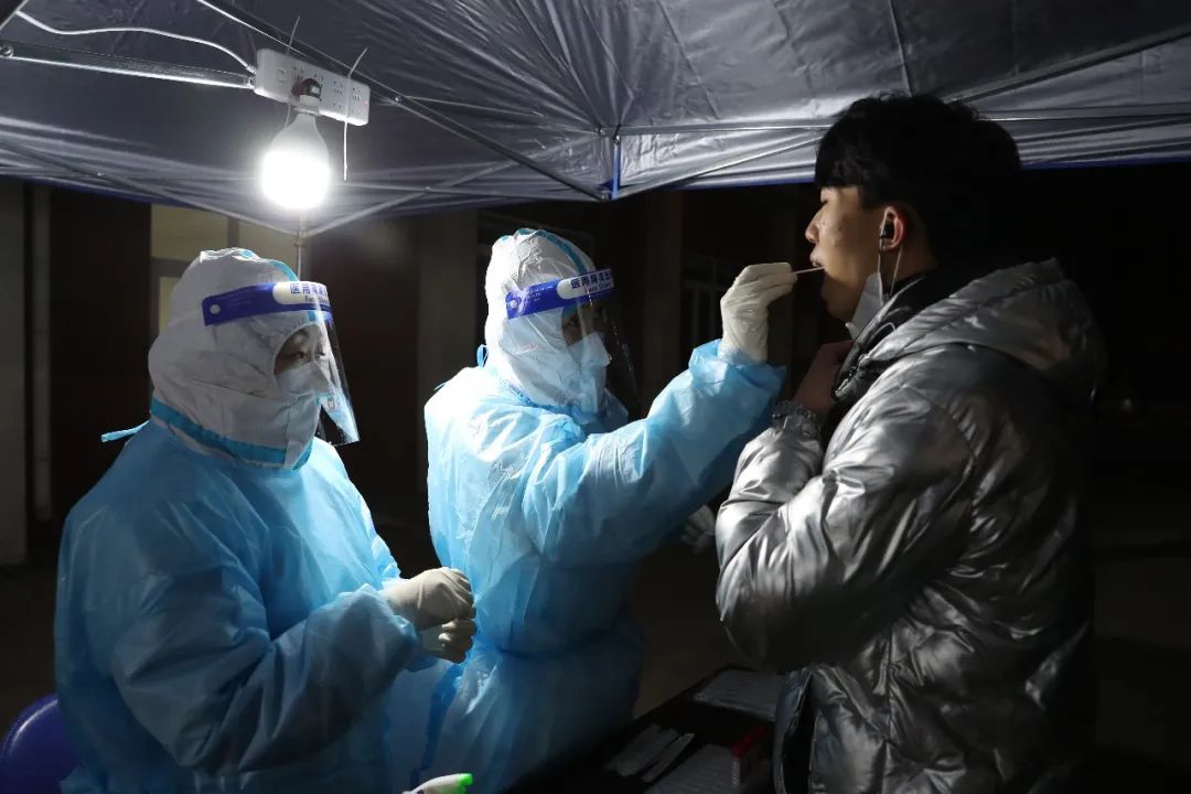 疫情中，他每天换乘四五辆共享单车，往返于各个加油站……