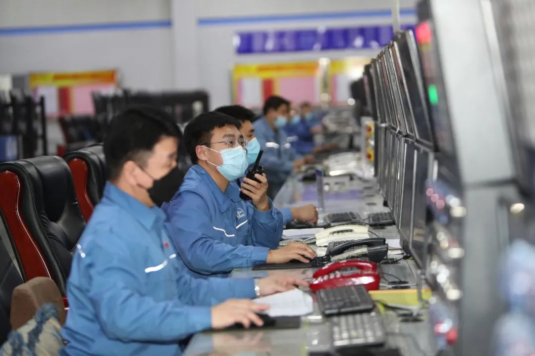 疫情中，他每天换乘四五辆共享单车，往返于各个加油站……