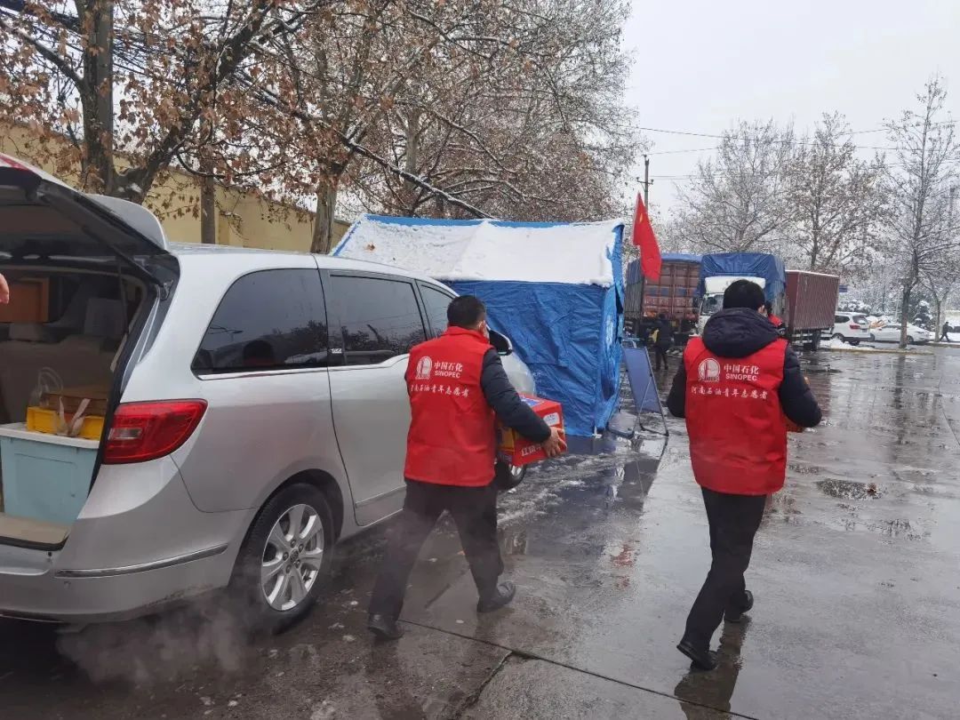 疫情中，他每天换乘四五辆共享单车，往返于各个加油站……
