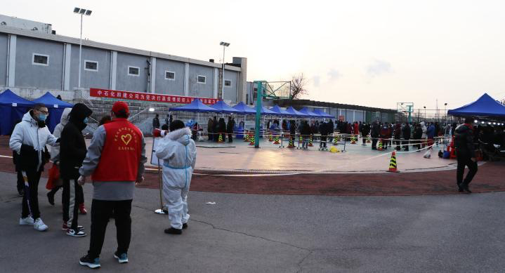 疫情中，他每天换乘四五辆共享单车，往返于各个加油站……
