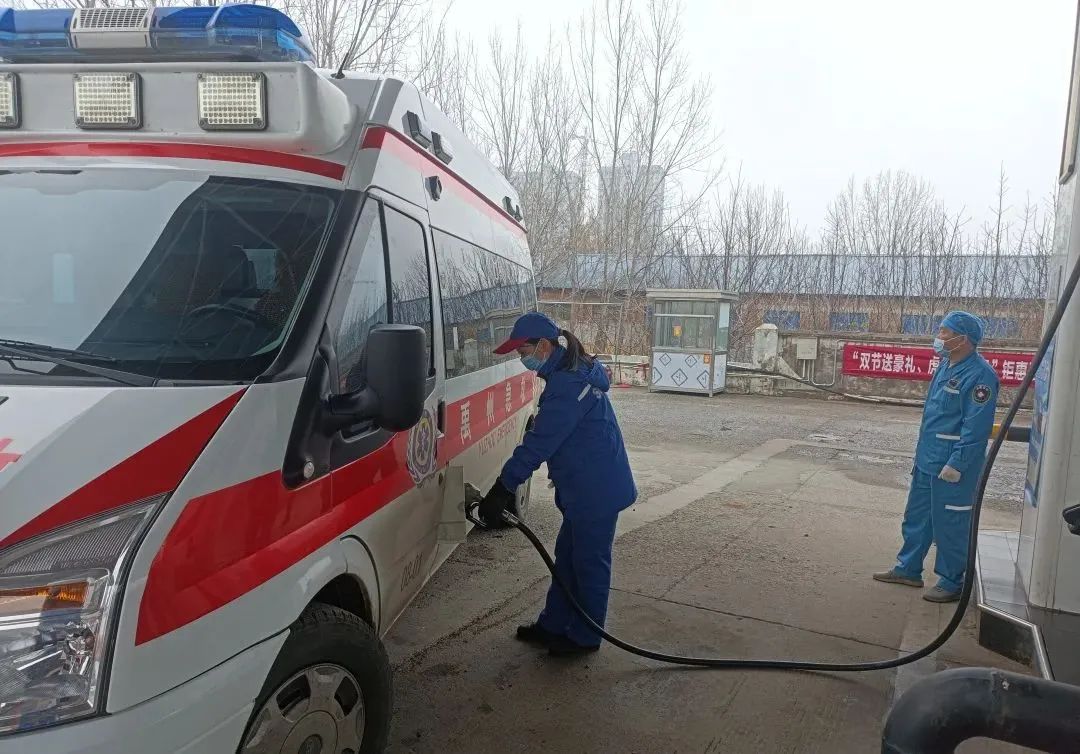 疫情中，他每天换乘四五辆共享单车，往返于各个加油站……