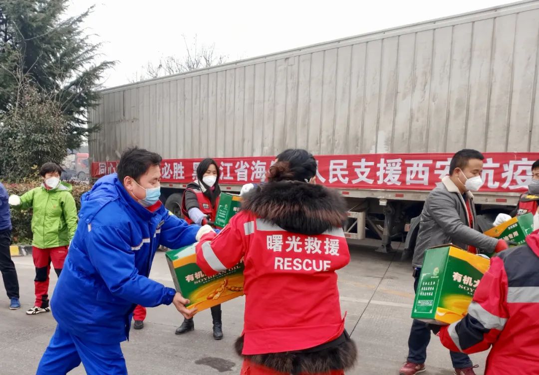 疫情中，他每天换乘四五辆共享单车，往返于各个加油站……