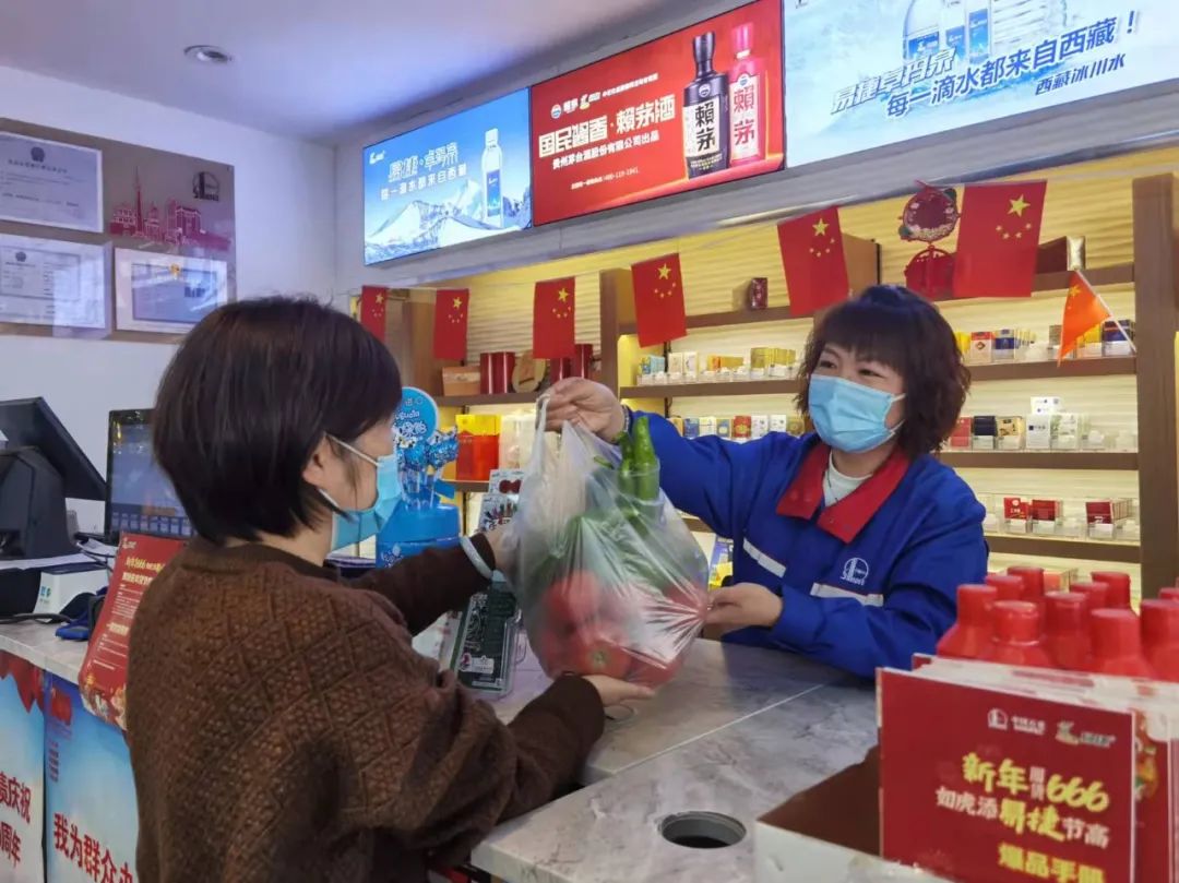 疫情中，他每天换乘四五辆共享单车，往返于各个加油站……