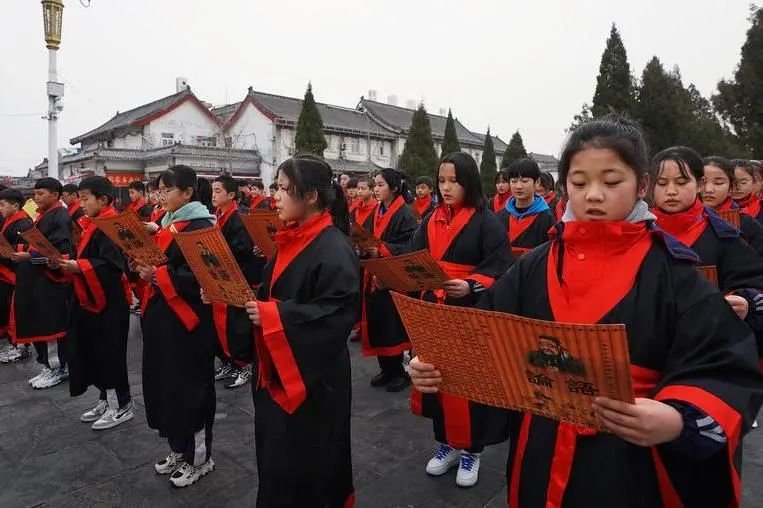 邀请60名孩子来胜利油田，边学边玩过一周！