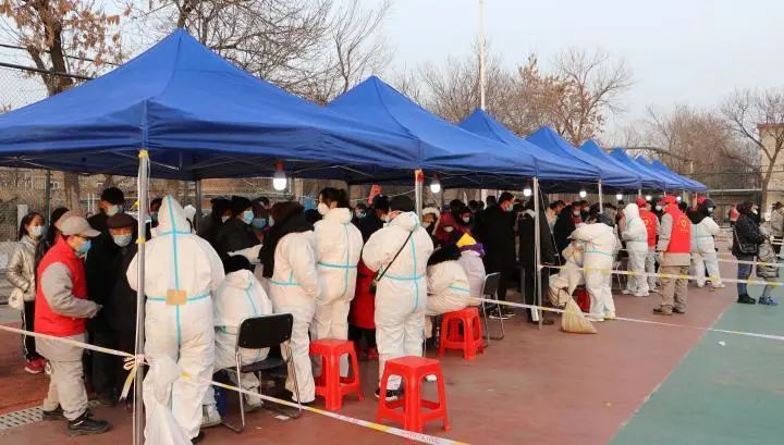 疫情中，他每天换乘四五辆共享单车，往返于各个加油站……