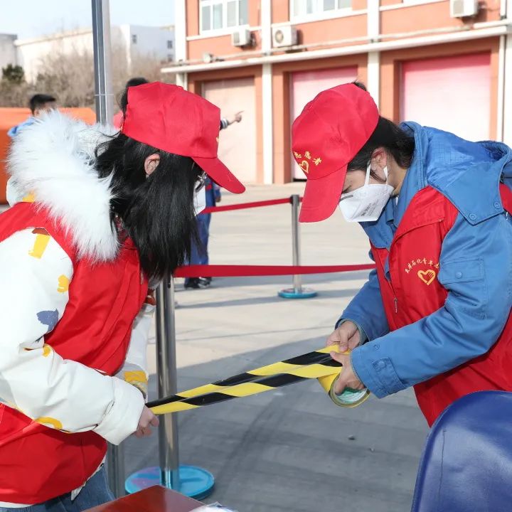 疫情中，他每天换乘四五辆共享单车，往返于各个加油站……