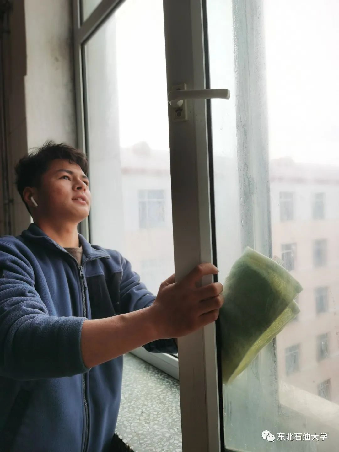 学雷锋，东油学子在行动！