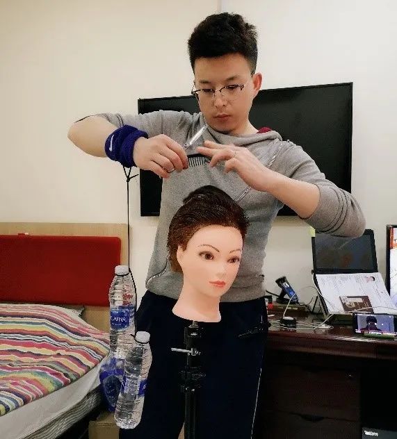 今天龙抬头，讲个“剪刀手”的故事
