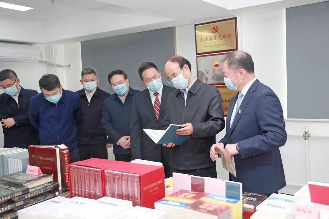 戴厚良到中国石油报社、石油工业出版社调研，强调要争做石油先进文化的引领者传播者实践者！
