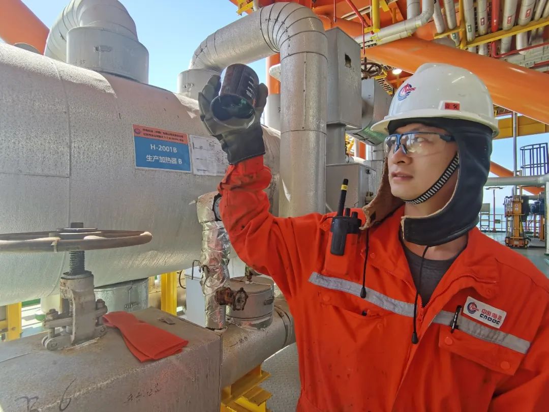 世界首个海上超稠油储量规模化开发油田顺利投产！