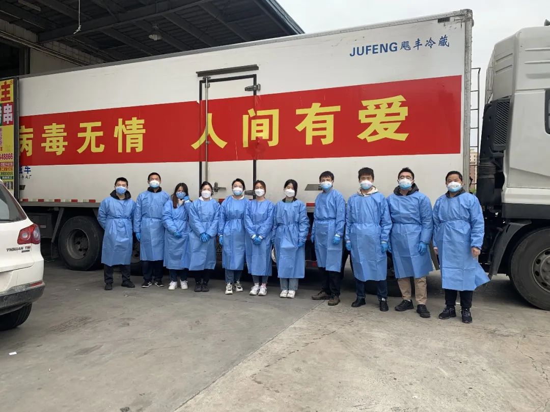 这两座加油站，来了百余辆接送确诊病例的转运车……