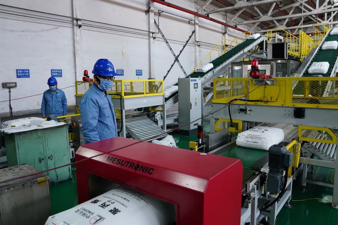 这两座加油站，来了百余辆接送确诊病例的转运车……