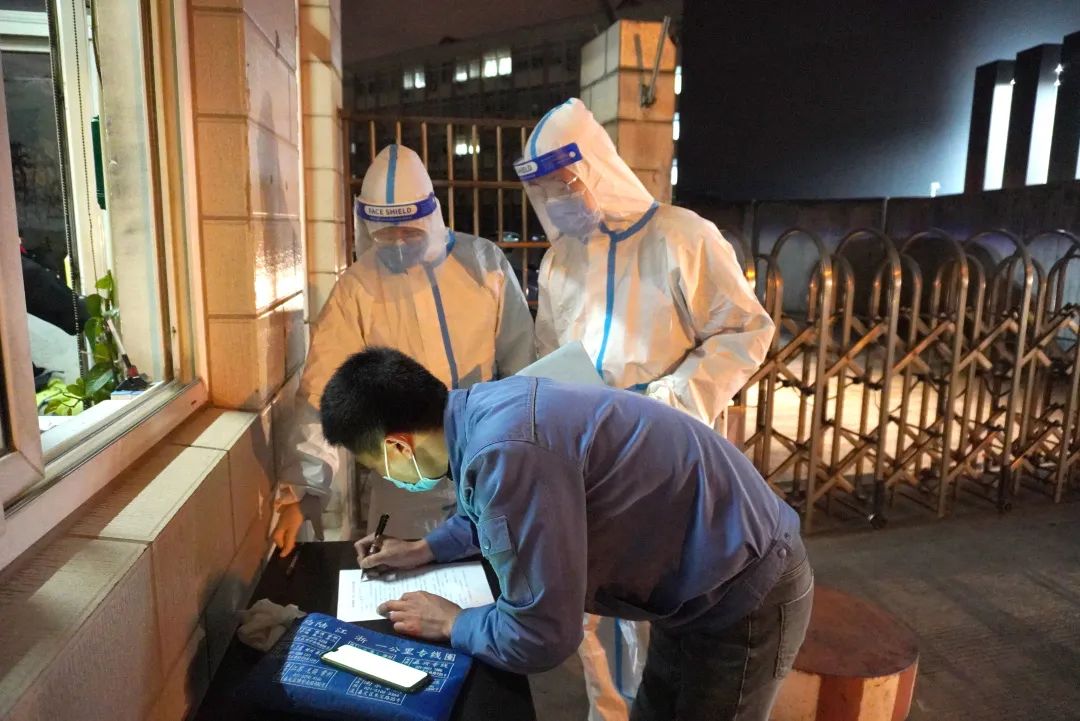这两座加油站，来了百余辆接送确诊病例的转运车……
