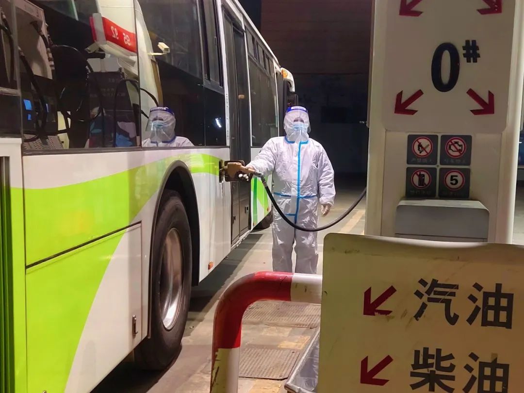 这两座加油站，来了百余辆接送确诊病例的转运车……