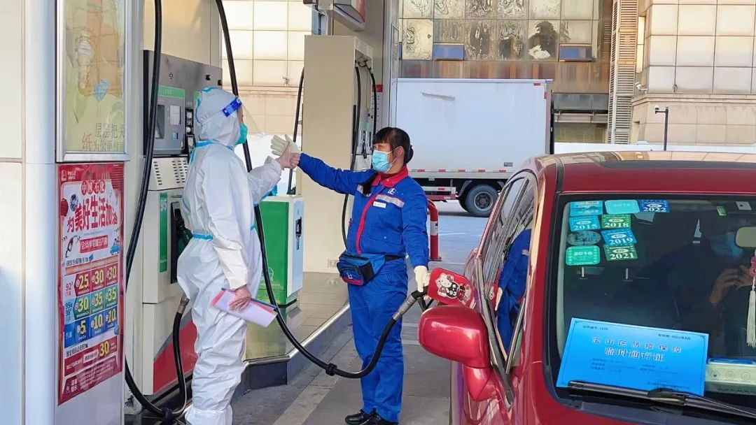 这两座加油站，来了百余辆接送确诊病例的转运车……