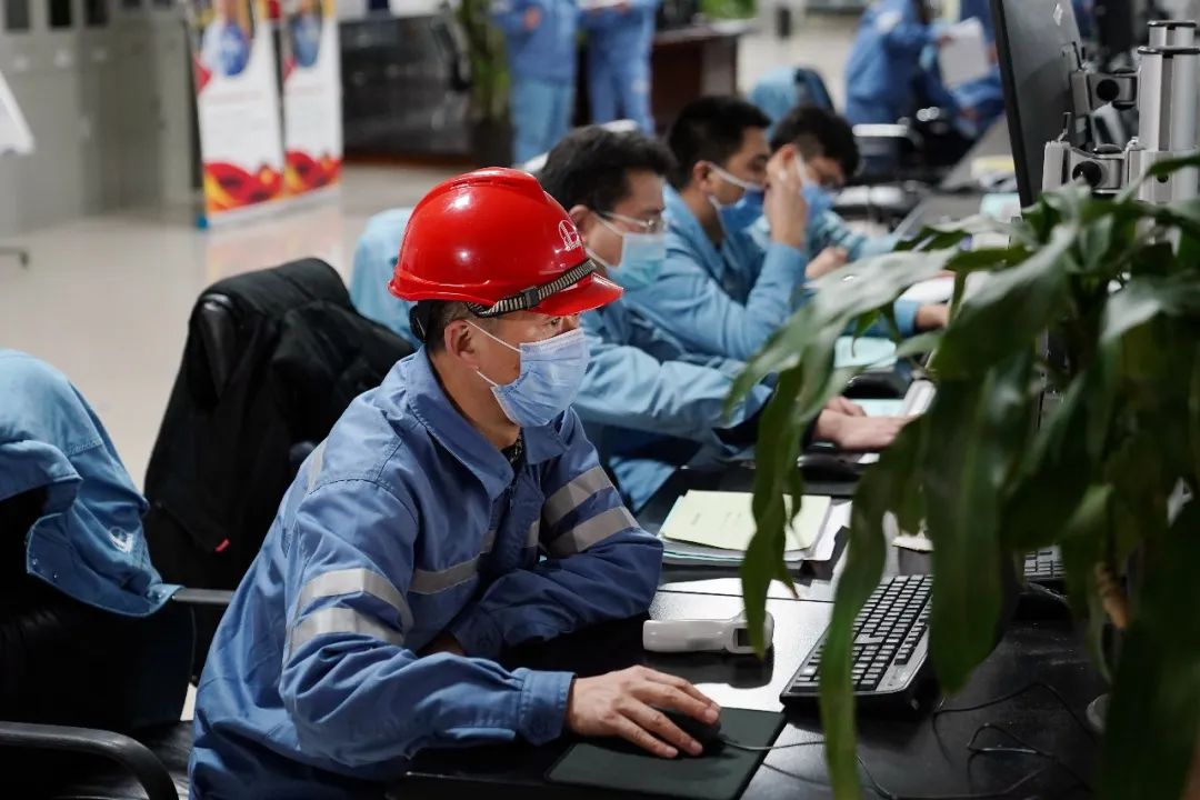 这两座加油站，来了百余辆接送确诊病例的转运车……