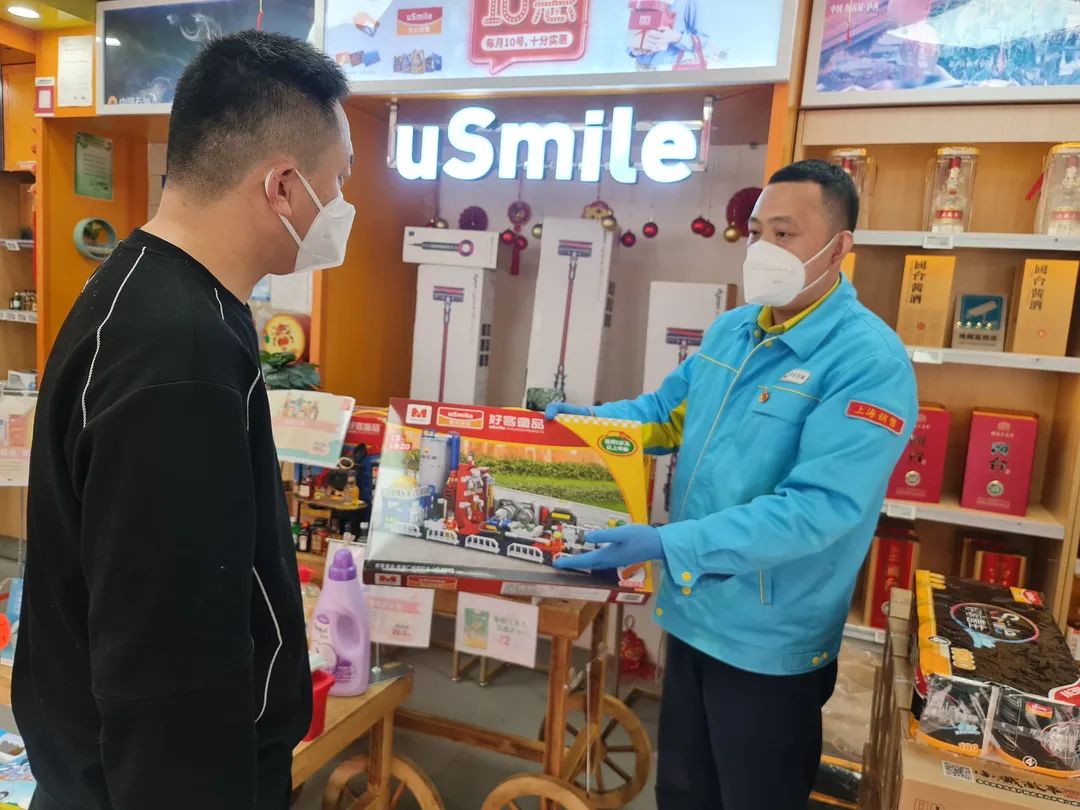 上海加油站经理的六重“身份”