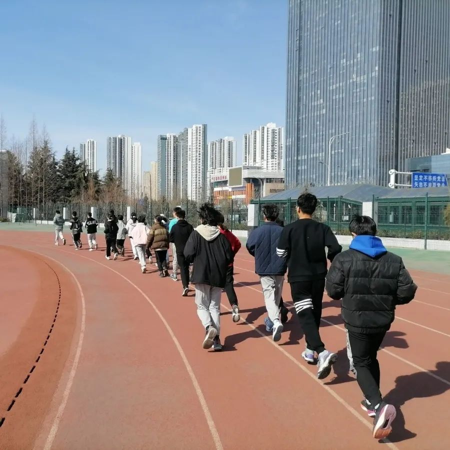 明天，操场见！