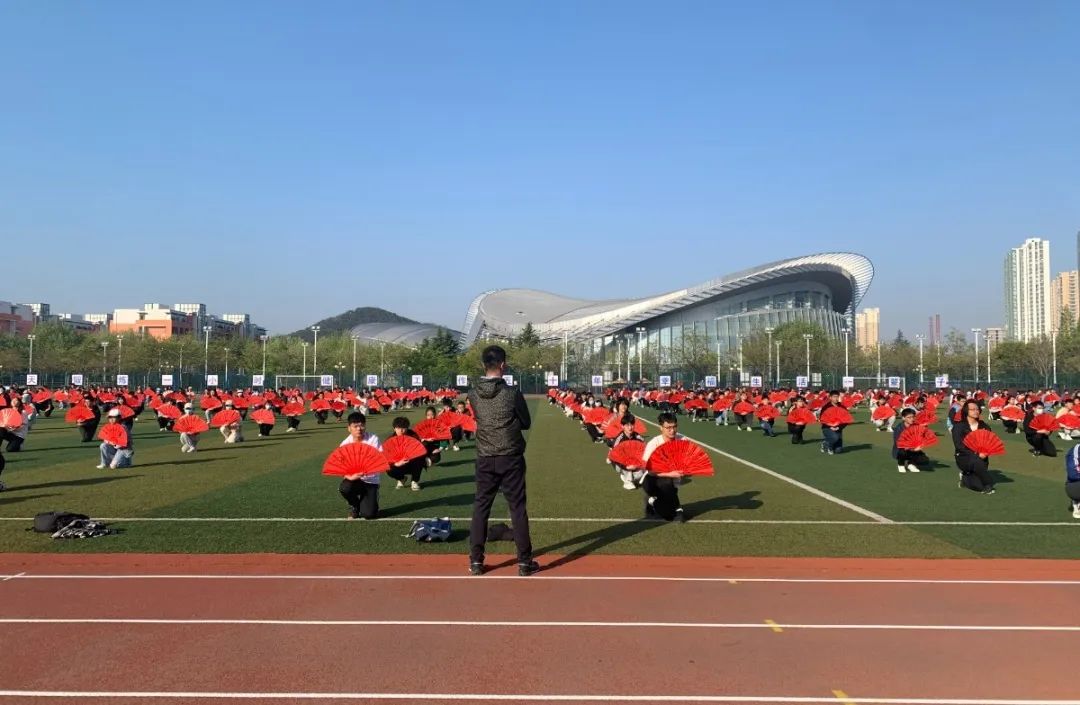 明天，操场见！