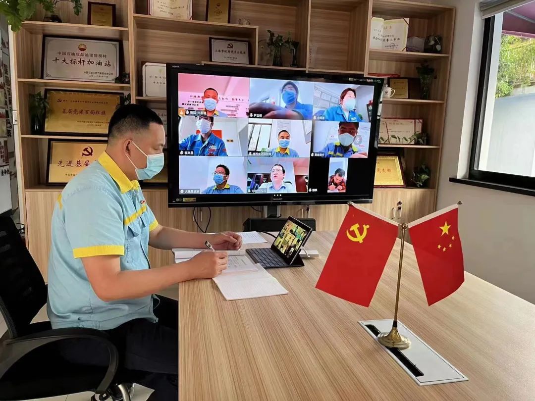 上海加油站经理的六重“身份”
