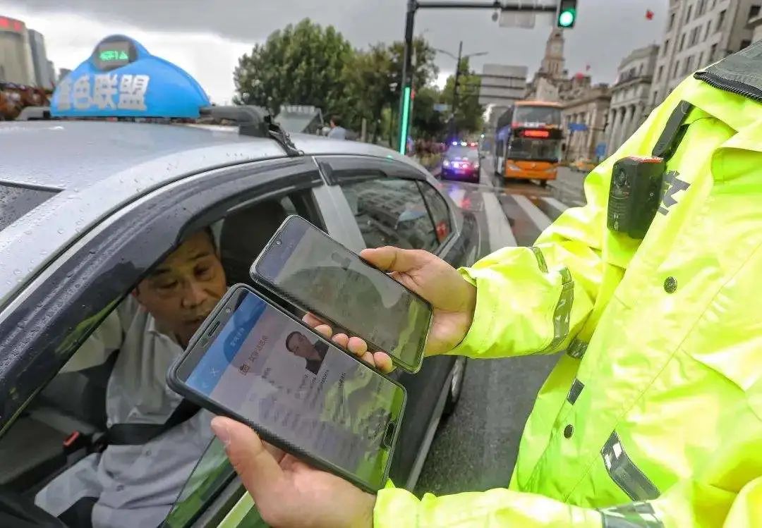有了电子驾驶证，是不是就可以不要纸质版了？交警这样说……