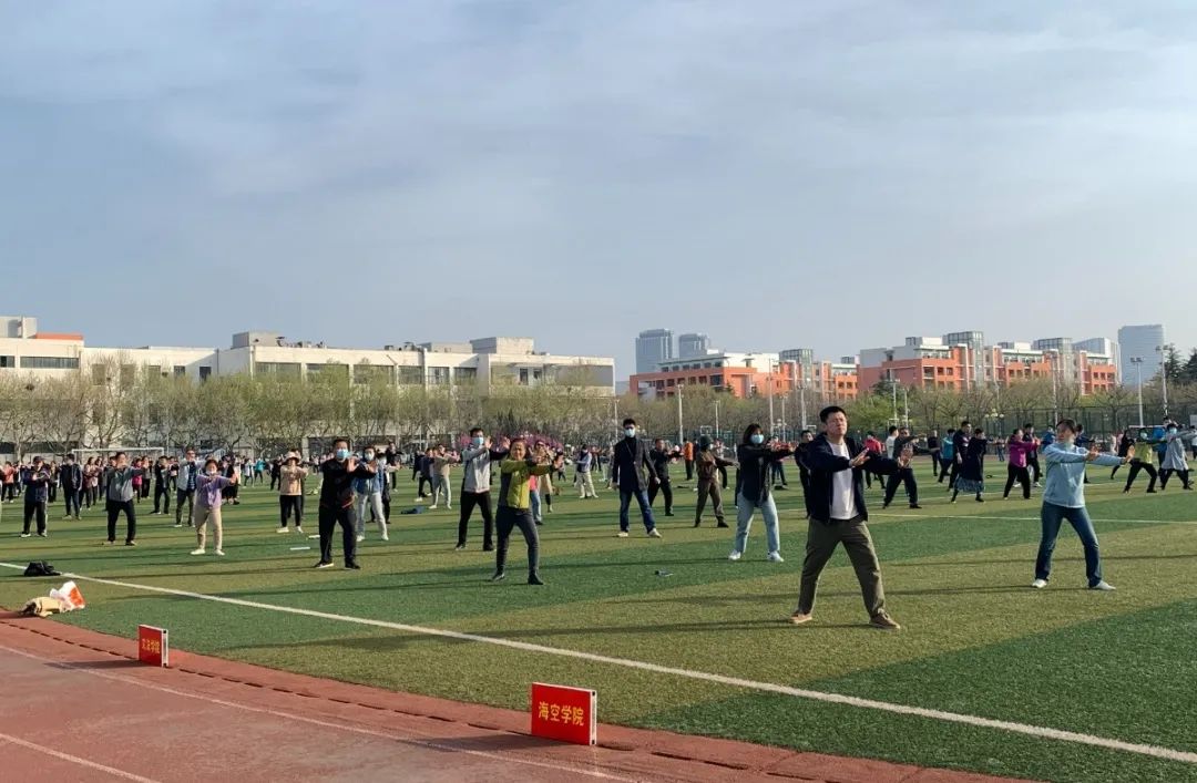 明天，操场见！