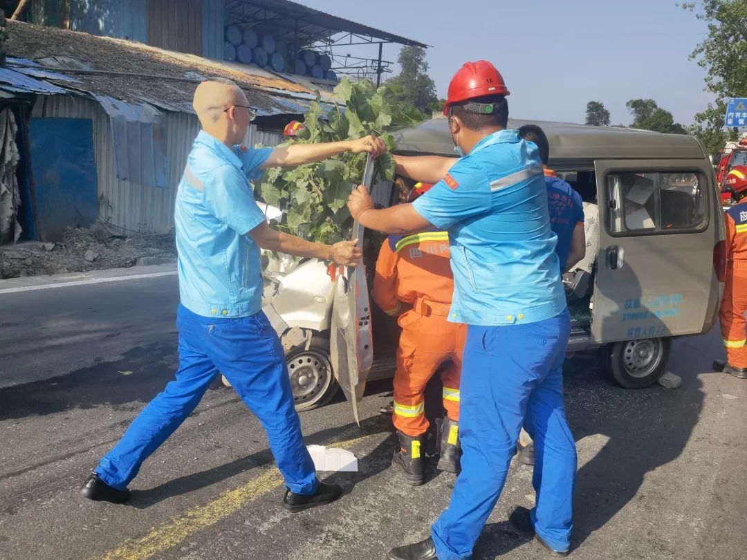 危急！油库旁突发车祸，车里小孩昏迷！