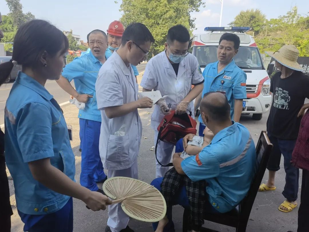 危急！油库旁突发车祸，车里小孩昏迷！