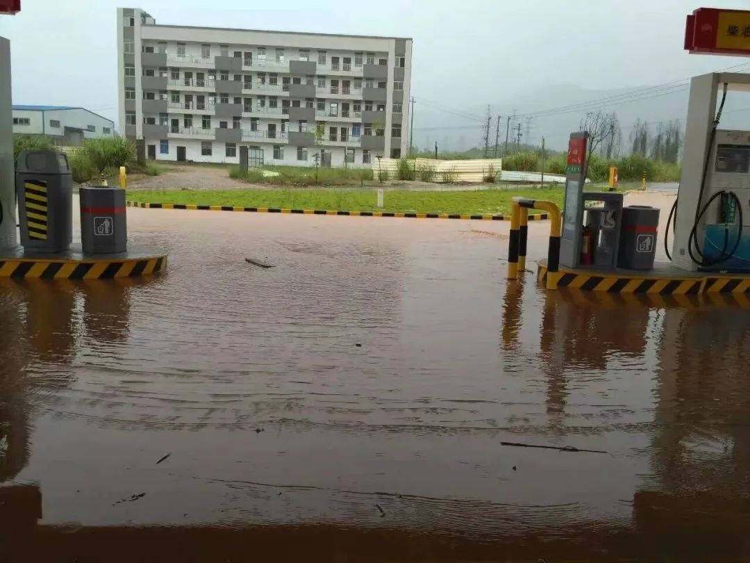 雨天行车需谨慎，送上“安全锦囊”