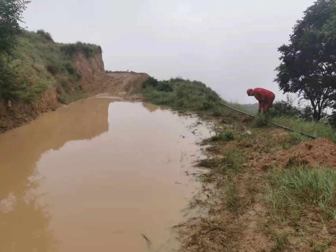 一线连连看 | 暴雨、积水、淤泥，他们迅速应对，全力恢复生产