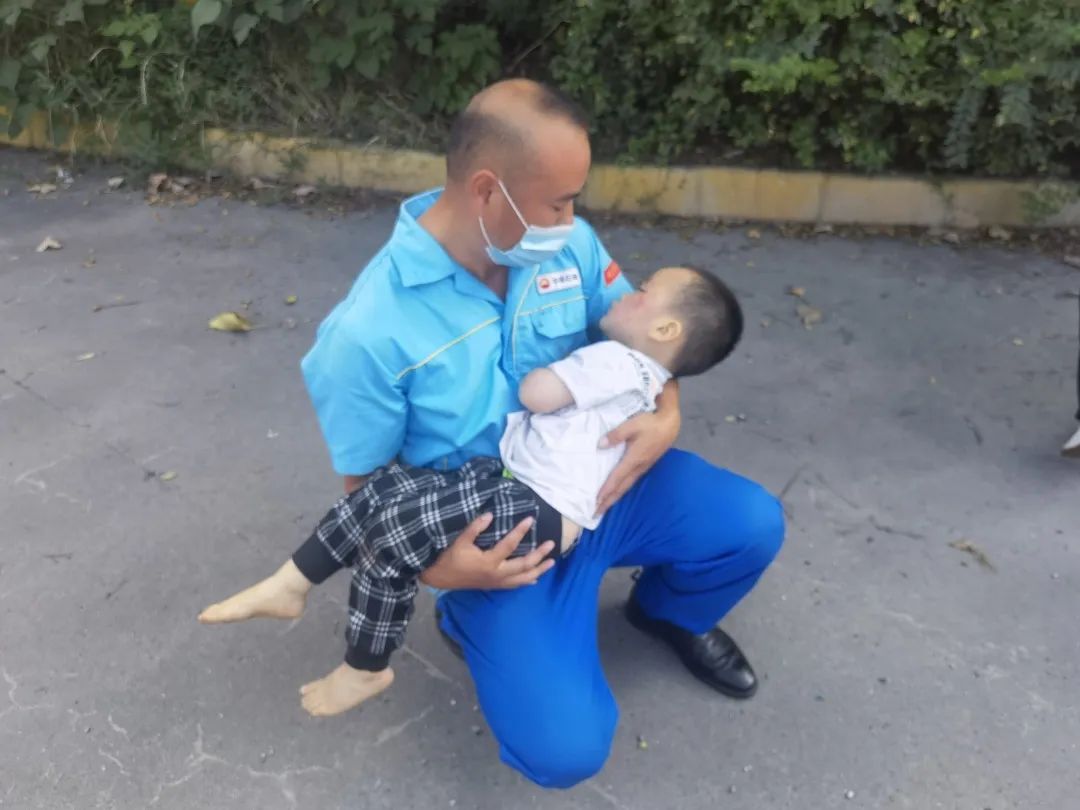 危急！油库旁突发车祸，车里小孩昏迷！