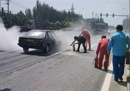 危急！加气站外车辆自燃！幸好有他们