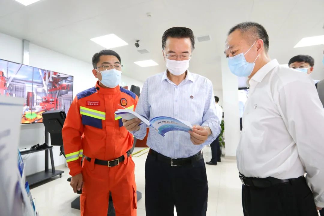 汪东进看望慰问驻津企业一线干部员工