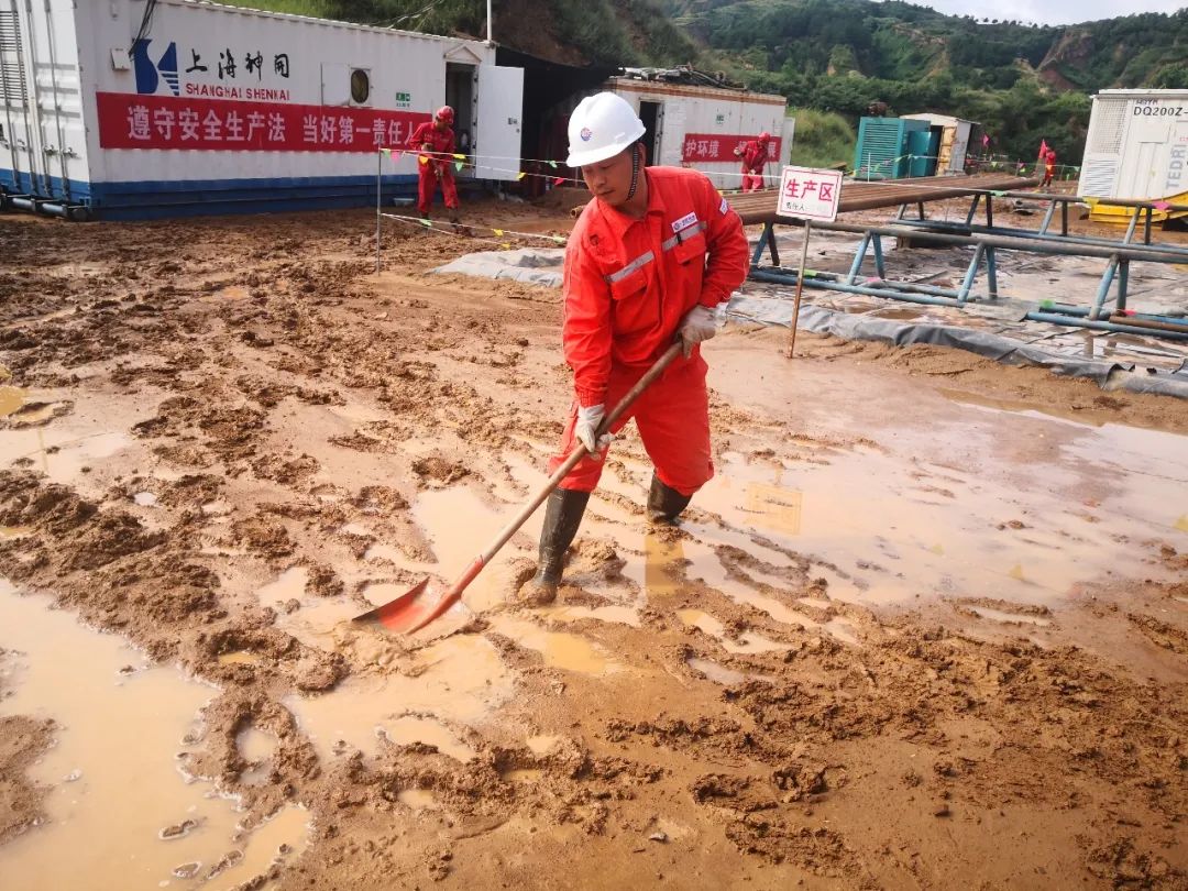 一线连连看 | 暴雨、积水、淤泥，他们迅速应对，全力恢复生产
