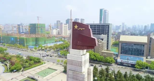 门口立着一把“枪”？这座加油站有故事！