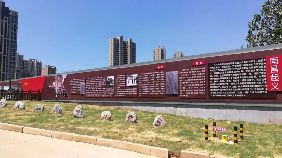 门口立着一把“枪”？这座加油站有故事！