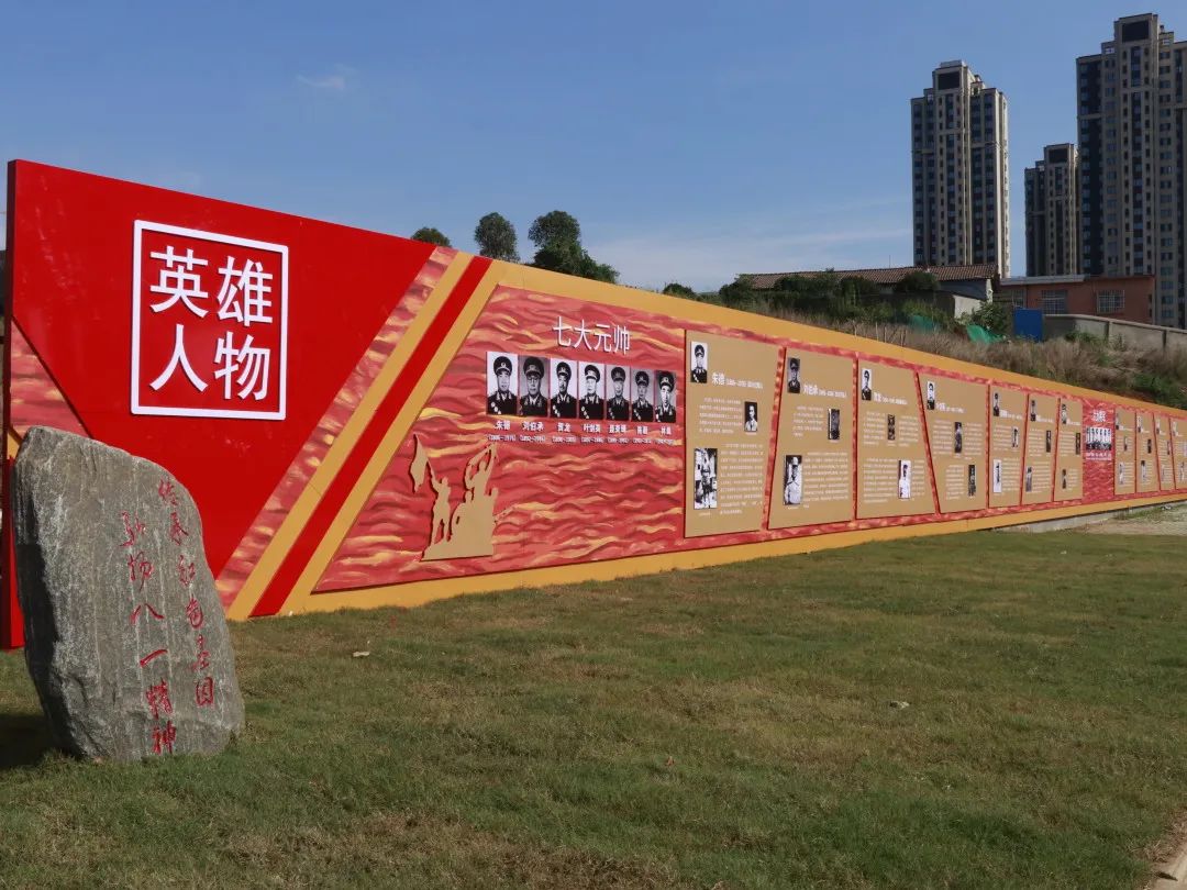 门口立着一把“枪”？这座加油站有故事！