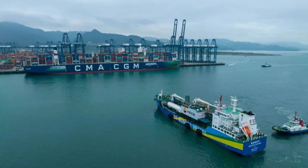 首次实现！中国石油圆满完成海上LNG“船对船”加注作业