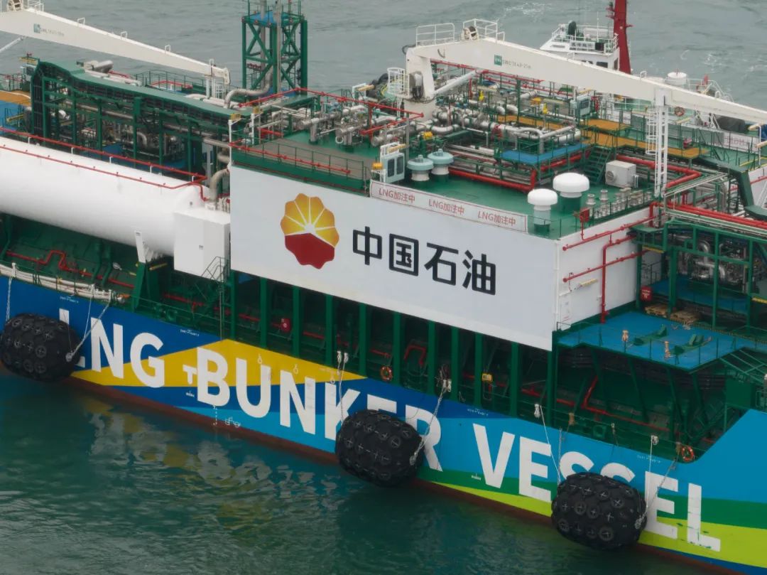 首次实现！中国石油圆满完成海上LNG“船对船”加注作业