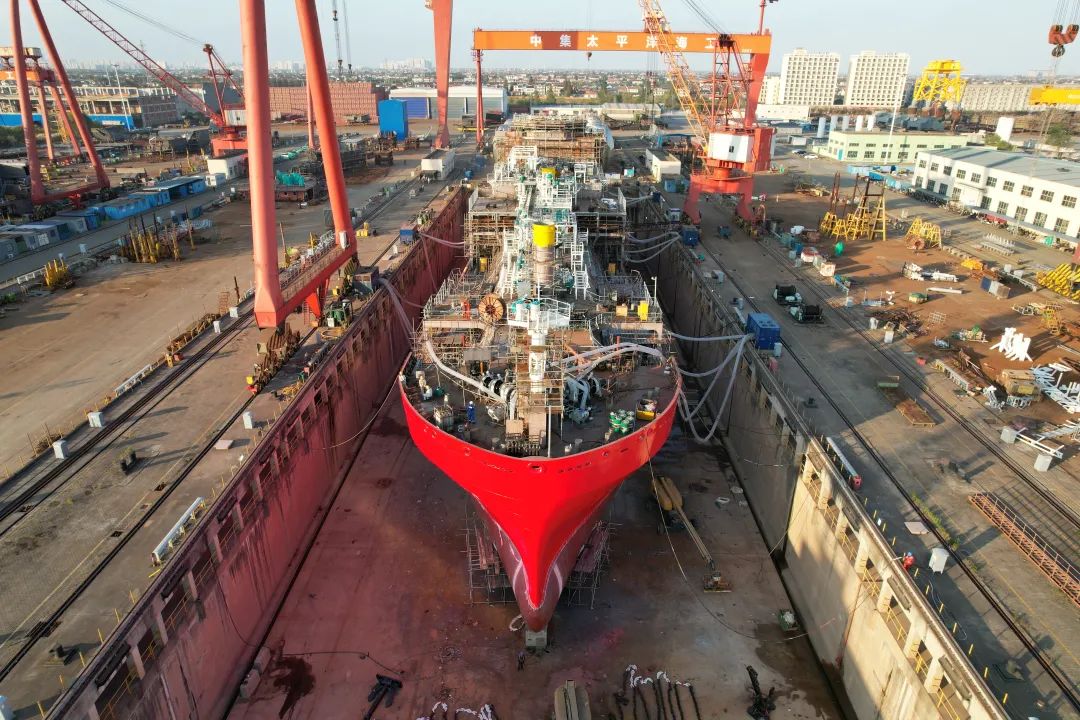 中海油“双碳”大进展！“海洋石油302”LNG运输加注船成功下水！